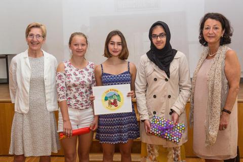 Preisträgerin Liliane Schynoll (Mitte) freut sich mit den beiden Zweitplatzierten Laura Klingelhöfer (2.v.l.) und Aina Ahmad (2.v.r.) sowie Projektleiterin Ida Garaycochea (links) und Schulleiterin  Silke Weimar-Ekdur (rechts).Foto: Thorsten Gutschalk  Foto: Thorsten Gutschalk