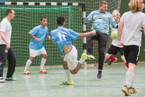Bei dem Fußballturnier für mehr Toleranz, organisiert von den Jusos Ried, herrschte gute Stimmung auf und neben dem Spielfeld.Foto: Thorsten Gutschalk  Foto: Thorsten Gutschalk