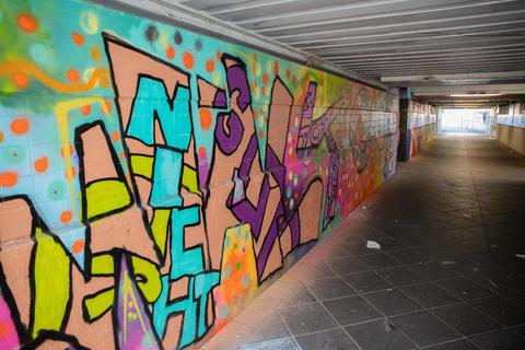 Von Jugendlichen für Jugendliche: Das Graffito an der Unterführung soll den Angstraum Bahnhof entschärfen. Archivfoto: Gutschalk
