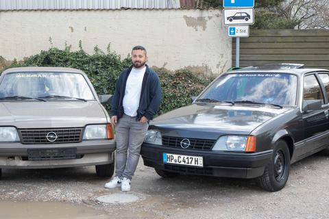 Opel-Liebhaber Askin Özkan mit seinem Ascona C (links) und dem Rekord E 2. Beide Oldtimer sind stolze 36 Jahre alt. Foto: Thorsten Gutschalk