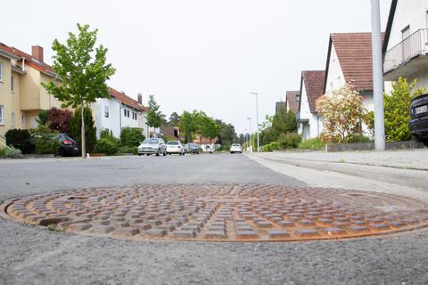 Das Grundwasser in Neuschloß (hier der Ulmenweg) ist mit Arsen belastet und muss gereinigt werden – wie das geht, ist bei einem Tag der offenen Tür zu erfahren. Archivfoto: Thorsten Gutschalk