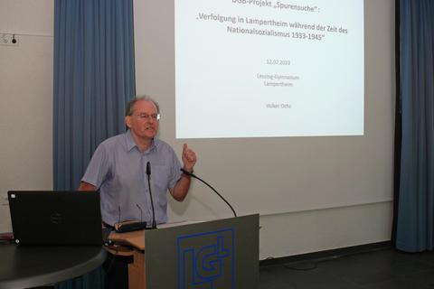 Der Soziologe und Autor Volker Ochs hielt einen Vortrag über die Zeit des NS-Terrors in Lampertheim. Foto: Manfred Ofer