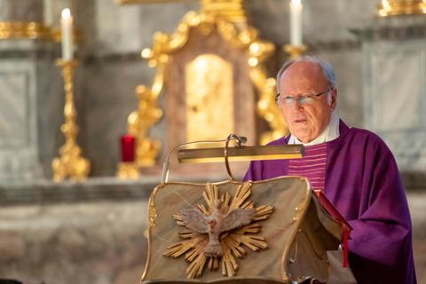 Domdekan Heinz Heckwolf würdigt die Bedeutung Pater Alfred Delps und erinnert an die Schrecken und Verbrechen des Dritten Reiches. Foto: Thorsten Gutschalk 