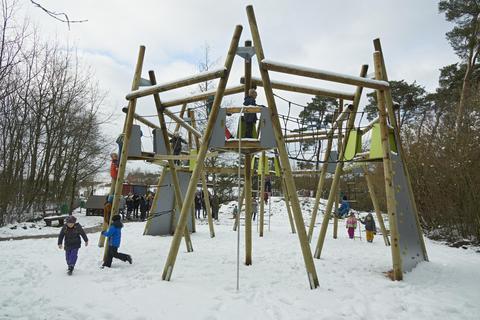 Die neuen Spielgeräte auf dem Erlebnisspielplatz am Waldrand in Neuschloß wurden von Kindern gleich in Besitz genommen. © Thorsten Gutschalk