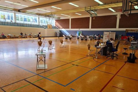 Mehr leere Plätze als gedacht gab es beim Blutspendetermin des DRK Lampertheim in der Altrhein-Halle. Foto: Christian Schmidt