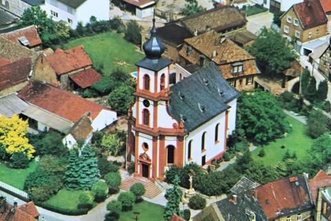 Die Ähnlichkeit der Turmspitze der Kirche Sankt Michael in Hofheim (Foto) mit der Turmspitze von St. Michael im benachbarten Bürstadt kommt nicht von ungefähr. Foto: Helmut Kaupe