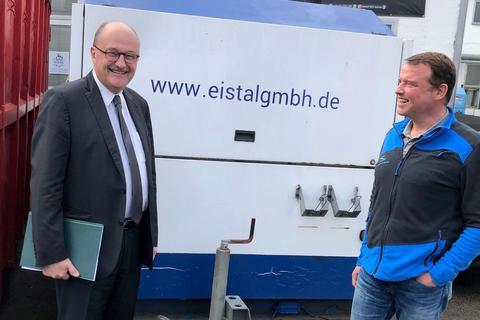 Beim Austausch über die Heiztechnik der Zukunft: der Bundestagsabgeordnete Michael Meister (links) und der Geschäftsführer der Firma Eistal Haustechnik, Rene Blume. Foto: Otto Breitkopf