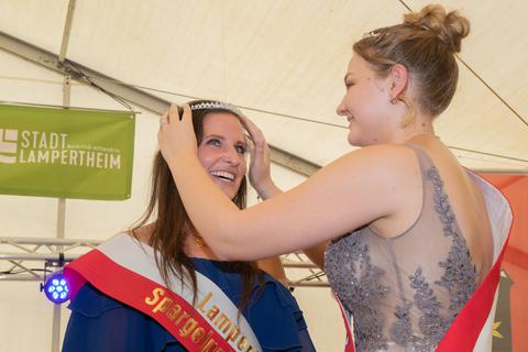 So schön war es beim Spargelfest 2022: Spargelkönigin Stella (rechts) krönte die Spargelprinzessin Julia. Nun wird in Lampertheim die nächste Spargelkönigin gesucht. 