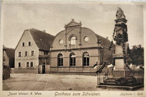 Das Gasthaus „Zum Schwanen“ stand in der Hofheimer Ortsmitte schräg gegenüber dem Rathaus. Auch das Kriegerdenkmal (auf der Postkarte rechts) musste seinen Platz räumen. Foto: Kaupe