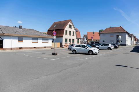 Noch besteht der Alfred-Delp-Platz in Lampertheim hauptsächlich aus Parkplätzen. 2023 soll sich dies aber ändern. © Archivfoto: Thorsten Gutschalk