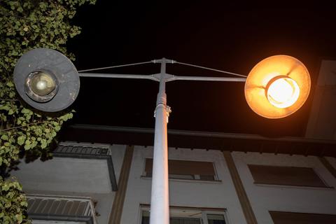Wie viele Laternen leuchten in Lampertheim künftig nach 22 Uhr? Das soll für das gesamte Stadtgebiet möglichst einheitlich geregelt werden. Foto: Thorsten Gutschalk