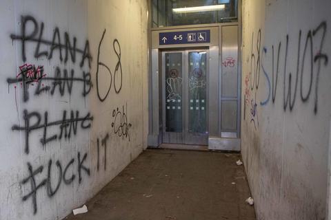 Alles andere als einladend: Der Bahnhof in Lampertheim ist immer wieder Zielscheibe von Vandalismus. Foto: Thorsten Gutschalk