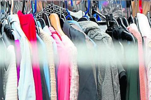 Nicht verkaufte Kleidung wird nach Litauen verschickt. Symbolbild: dpa 
