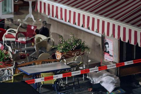 Der Platz vor der Eisdiele kurz nach der Tat. Tische und Stühle liegen kreuz und quer durcheinander, dazwischen die Leichen der Opfer. Foto: Hans Dieter Erlenbach 