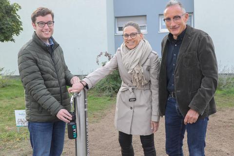 Marius Schmidt (links), Martina Sotornik, Wolfgang Klee freuen sich über den neuen Trinkwasserbrunnen in Lampertheim. Foto: Thorsten Gutschalk