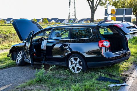 Bei dem Unfall auf der L3110 in Lampertheim sind mehrere Personen verletzt worden. Foto: 5Vision.media