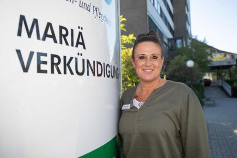 Rebecca Bauer steht vor dem Alten- und Pflegeheim Mariä Verkündigung, wo sie neue Heimleiterin ist. Foto: Thorsten Gutschalk