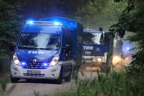 Mit Blaulicht und einem engagierten Jugendtrupp gelangen die THW Lampertheim und Viernheim bei der 24-Stunden-Übung zu den vermissten Personen im Wald. Eines von vielen weiteren Übungsszenarien.