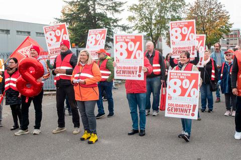 Die Warnstreiks der IG Metall sind am Donnerstag in Lampertheim angekommen. Zweimal legten die Mitarbeiter der Firma Ixys in der Edisonstraße die Arbeit nieder. © Thorsten Gutschalk