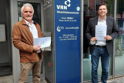 VTL-Geschäftsführer Bernd Isenhardt (links) freut sich mit Martin Müller über die Vertragsverlängerung. Foto: VTL