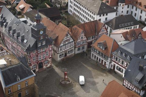 Heppenheims Markplatz von oben: In der Kreisstadt werden Steuerzahler bei der Grundsteuer wie auch der Gewerbesteuer entlastet. Foto: Simon Rauh
