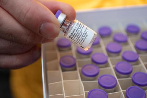 In kleinen Döschen mit lilafarbenen Verschlüssen ist der Corona-Impfstoff des Mainzer Unternehmens Biontech verpackt. Zuvor wurde er vom Heppenheimer Apotheker Oliver Saur und einem eigens eingerichteten Impfteam entsprechend angereichert.  Foto: Thorsten Gutschalk