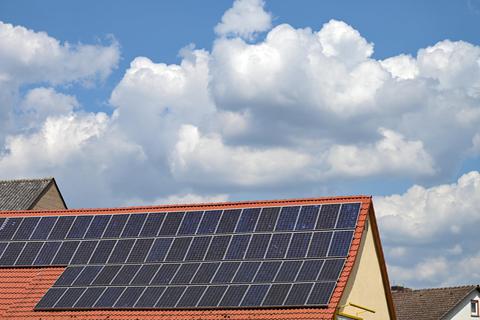 Wer genug Platz auf dem Dach hat, kann mit Solarmodulen annähernd den gesamten Strom für das eigene Haus selbst erzeugen. Archivfoto: Arne Dedert/dpa