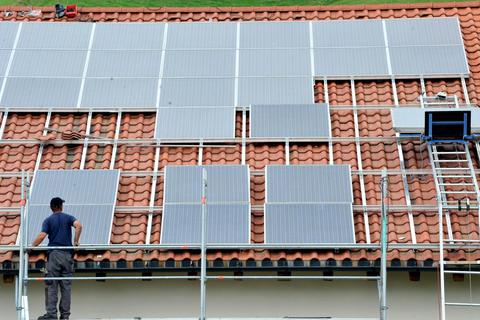 Mit Solarzellen auf dem Dach lässt sich grüner Strom gewinnen. Klimaschützer appellieren an den Kreis, den Ausbau von Fotovoltaikanlagen zu forcieren.