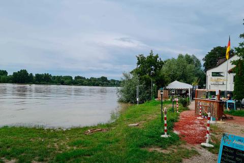 Der Rhein nähert sich der Gaststätte "Zur Rheinfähre" im Bibliser Ortsteil Nordheim. Foto: Wetzel 