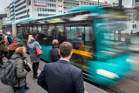 Der Umstieg vom Auto in den Bus oder die Bahn soll auch im Kreis Bergstraße den Menschen schmackhaft gemacht werden - laut Fahrgastbeirat muss dafür aber noch einiges geschehen.  Archivfoto: dpa  