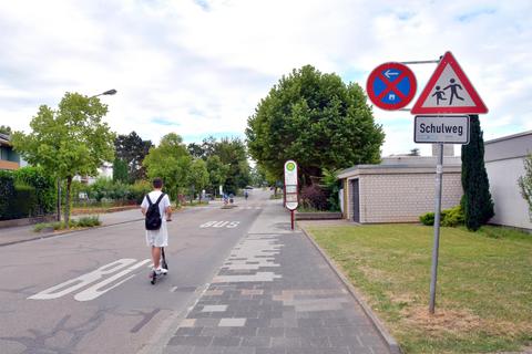 Ob Rad oder Roller: Zur Schule kommt man auch ohne Auto. Foto: Dagmar Jährling 