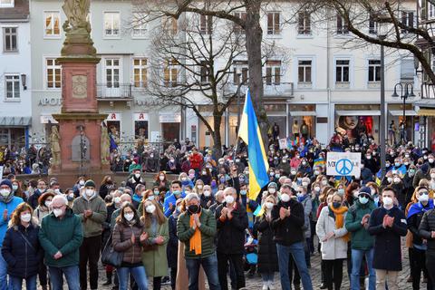 „Wir werden laut für Solidarität mit der Ukraine und Frieden in Europa“ – unter diesem Motto hatten die Bergsträßer Kreisverbände von Jungsozialisten, Junger Union, Grüner Jugend und Jungen Liberalen auf dem Bensheimer Marktplatz eingeladen. Foto: Dagmar Jährling