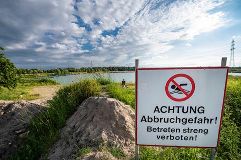 Warnschilder halten viele nicht vom illegalen Baden in der neuen Erlache ab.              Archivfoto: Sascha Lotz