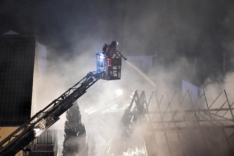 Großeinsatz am Samstagabend: In Sonderbach kämpfen Feuerwehren mit einem Scheunenbrand. Foto: Dagmar Jährling 