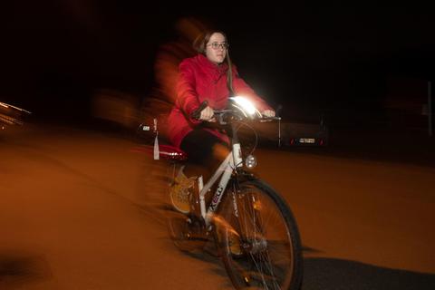 Eine gute Beleuchtung ist ein Muss für alle Radler, die bei Dunkelheit unterwegs sind. Das Foto zeigt eine Radfahrerin in Lampertheim. © Thorsten Gutschalk