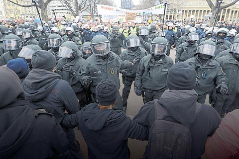 Polizisten mit Spuckschutz auf Demos sind keine Seltenheit mehr. Foto: dpa