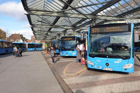 Anders als die Bahn fahren die blauen Busse der Verkehrsgesellschaft Gersprenztal derzeit weitgehend planmäßig, weil das Unternehmen auf vielen Wegen Personal akquiriert. Wichtigste Drehscheibe ist der Zentrale Busbahnhof in Bensheim. Foto: Bernd Sterzelmaier