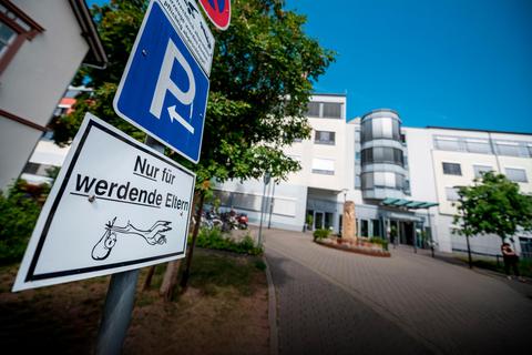 Der Storchenparkplatz vor dem Bensheimer Heilig-Geist-Hospital ist ab Oktober ebenso Geschichte wie dieGeburtsstation des Krankenhauses.Foto: Sascha Lotz 