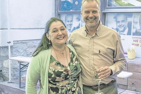 Mit seiner Ehefrau Nicole stößt der Bergsträßer FDP-Kandidat Till Mansmann auf eine zweite Amtszeit als Bundestagsabgeordneter an. Foto: Arne Schumacher 