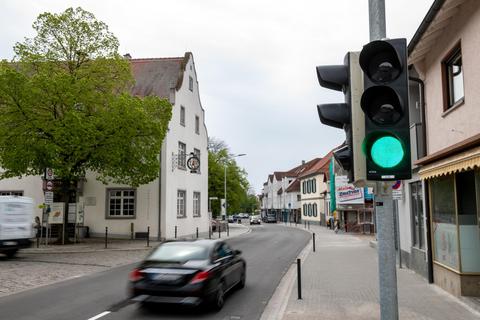 Grünes Licht für Autofahrer: Die Ortsdurchfahrt der B3 in Zwingenberg ist seit wenigen Tagen wieder vollständig für den Verkehr freigegeben. Foto: Sascha Lotz