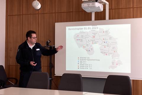 Jörg Oberkinkhaus, im Landratsamt für den Rettungsdienst zuständig, erläutert, wo Rettungsfahrzeuge stationiert sind.