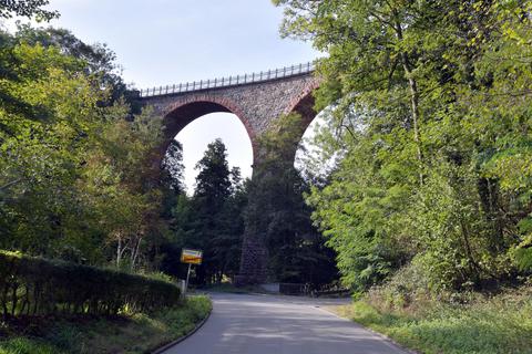 Das Vöckelsbacher Viadukt ist Teil der stillgelegten Überwaldbahn. Gibt es ein Comeback der Schienenverkehrsstrecke? Die beteiligten Gemeinden ringen noch um die Übernahme der Kosten für eine Machbarkeitsstudie. Archivfoto: Dagmar Jährling