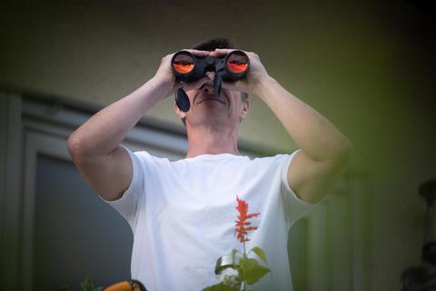 Wenn der Nachbar zum Freizeitpolizisten wird, kann das für Betroffene lästig und belastend sein. Symbolfoto: Thorsten Gutschalk
