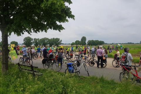 Zwischenstopp in der Nähe des Zwingenberger Stadtteils Rodau: 150 Fahrradfahrer demonstrierten mit einer Tour für eine Mobilitätswende. Foto: Bernd Sterzelmaier