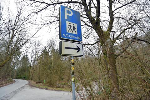 Von der Idee bis zur Markierung ist es oft ein weiter Weg. Die vom Geo-Naturpark Bergstraße-Odenwald entwickelten Rundwanderwege, die an einem Parkplatz starten, sind in der Regel gelb gezeichnet. Foto: Dagmar Jährling