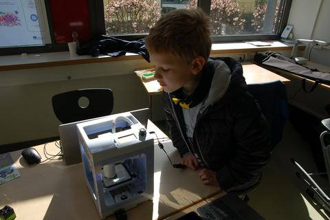 Mit flüssiger Schokolade druckt der 3-D-Drucker des Digi Space beim Medienbildungstag in Bensheim. Der acht Jahre alte Enno wartet gespannt auf das Ergebnis.