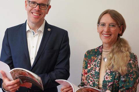 Manchmal darf es auch Papier sein: Landrat Christian Engelhardt und Susanne Hagen, die Vorsitzende des Kreisseniorenbeirats, begrüßen das Projekt „Di@-Lotsen“. © Kreis Bergstraße
