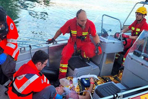 Ein Großaufgebot von Rettungskräften von DLRG, DRK und THW absolvierte am Dienstagabend eine Großübung an der Erlache. Das Foto zeigt  den Transport eines Schwerverletzten mit dem Boot. Astrid Wagner