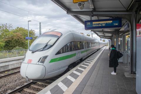 Die Deutsche Bahn sichert nach einem gemeinsamen Schreiben der Städte Bensheim und Weinheim den Erhalt der dortigen ICE-Bahnhöfe zu.