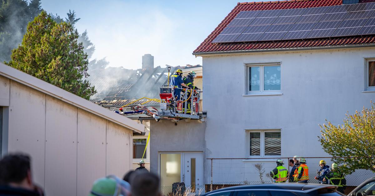 House in Biblis on fire - | Fire brigade operation underway